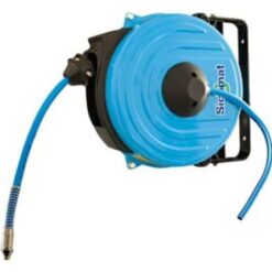 En Slangvinda modell 122 Ø1/4" Max12M slangupprullare med en slang fäst på.