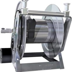 En Slangvinda modell 175SS Rostfri - Ø3/4" 45m Max 300Bar slangupprullare på stativ.