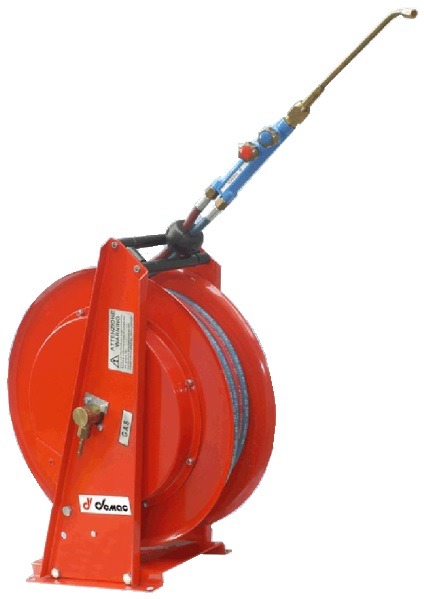 En Slangvinda för svetsgas Serie DGAS - 2x Ø6mm längd 17m med en slang fäst på.