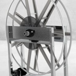 En metallrulle för 2" slangupprullare med ett metallhandtag på.